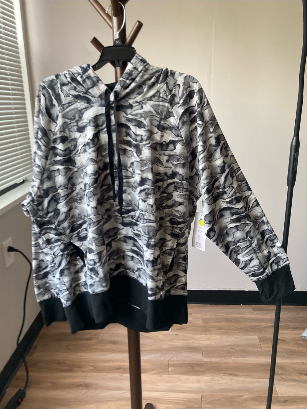 Jones New York sport abstract print hoodie with front pockets 2X
